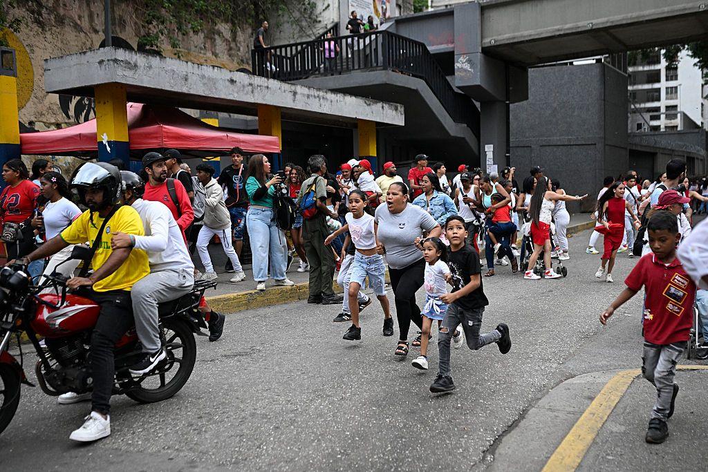 Personas salen corriendo a la calle en Caracas tras los terremotos el 24 de junio de 2026.