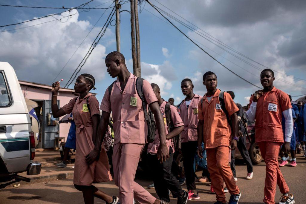 Estudiantes cameruneses vuelven de la escuela en Yaundé.