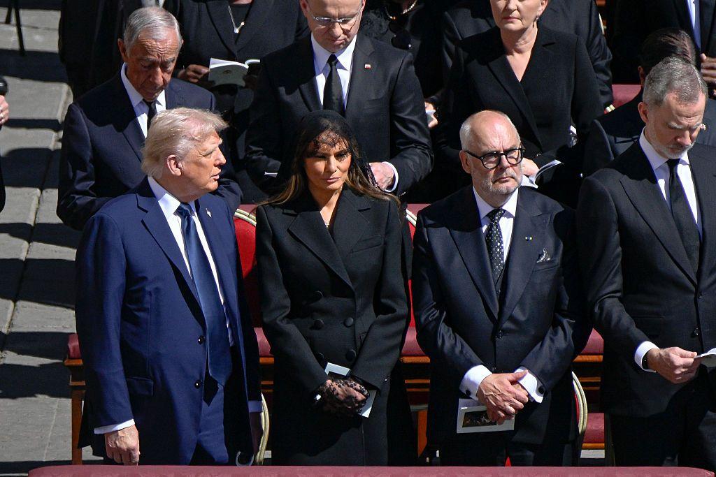 Donald y Melania Trump en el funeral del papa Francisco