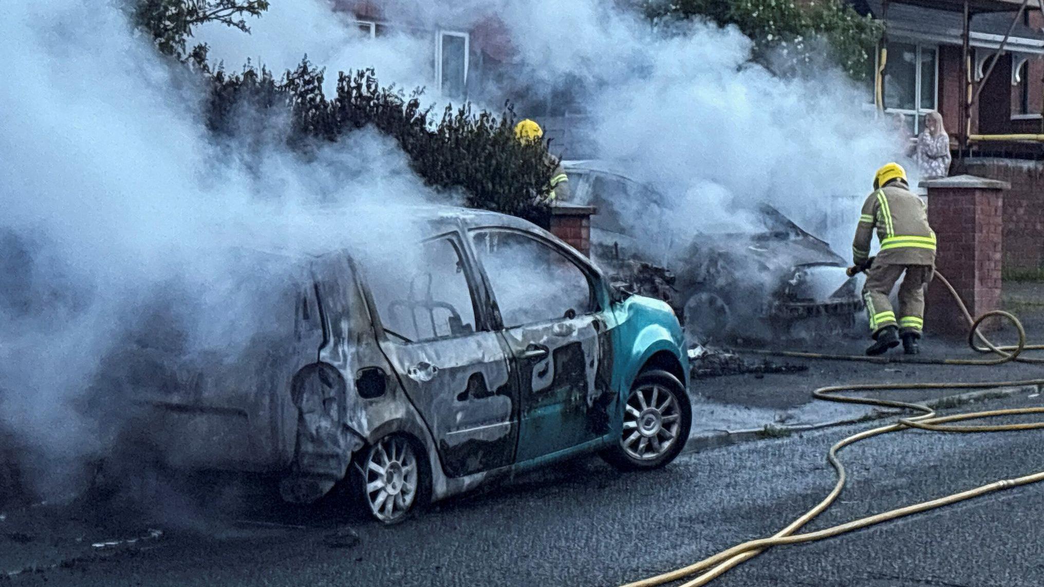 Neredi u Belfastu posle napada nožem: Zapaljene kuće, automobili i autobus 5 vatrogasci gase zapaljene automobile na ulicama Belfasta posle nereda