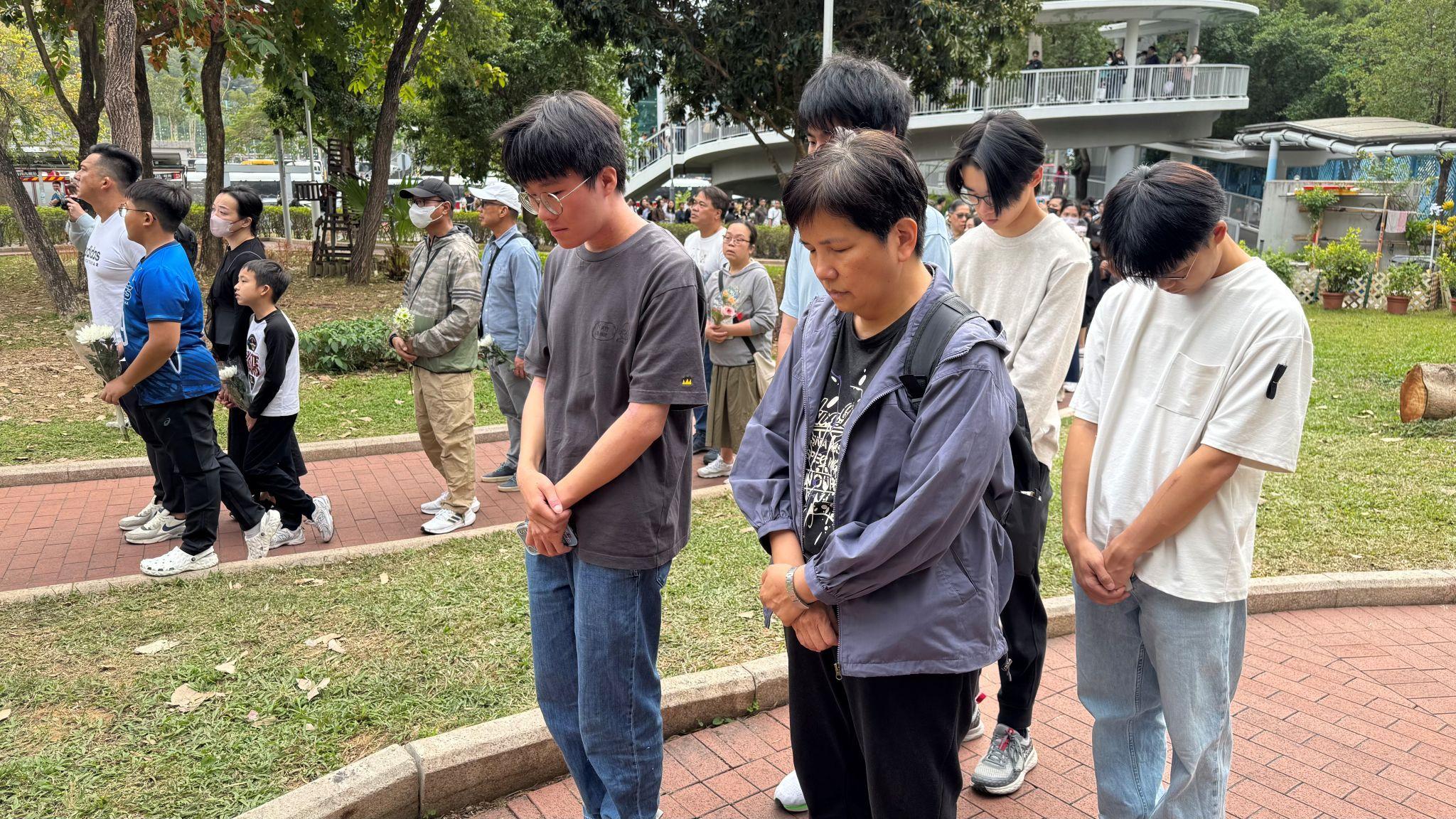 2025年11月30日，哀悼者在宏福苑旁的花園裡敬獻鮮花，悼念逝者