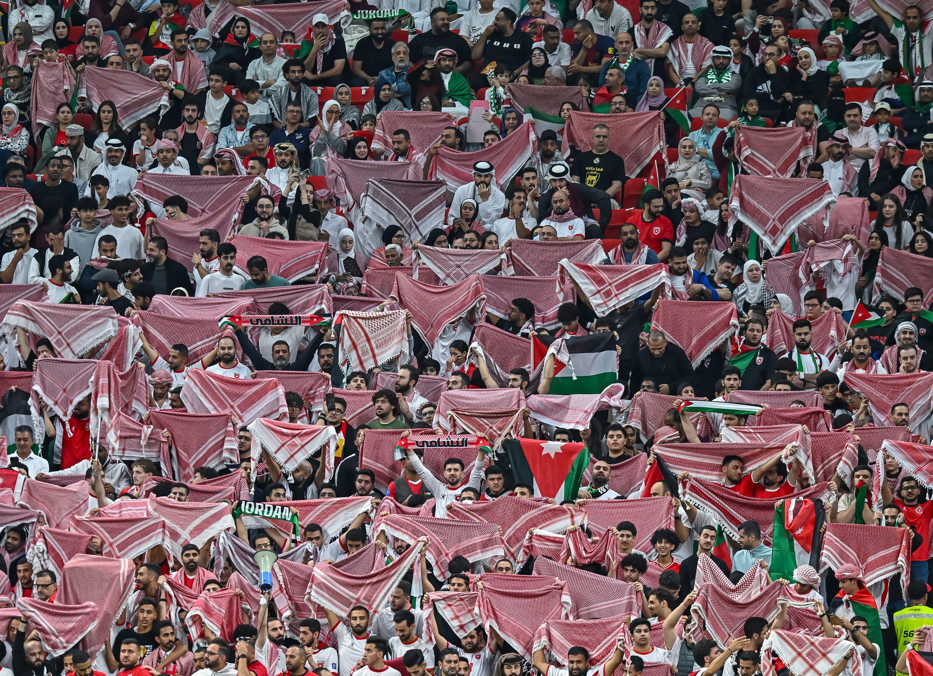 جماهير أردنية ترفع الشماغ خلال نصف نهائي كأس العرب 2025 في قطر بين الأردن والسعودية على ملعب البيت