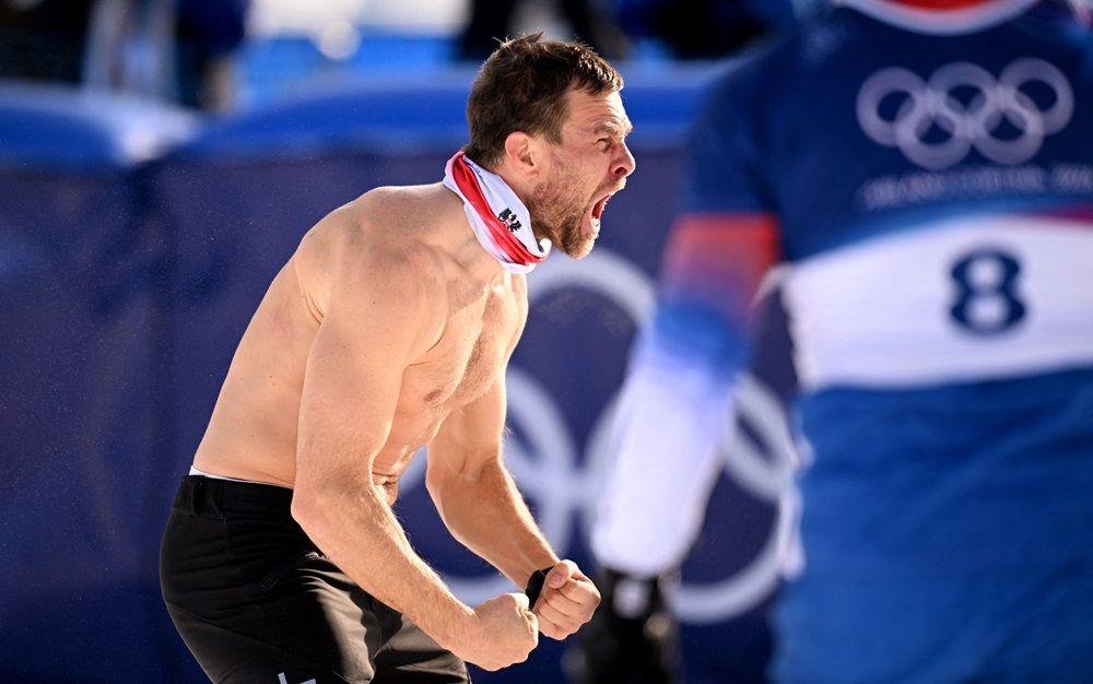 Benjamin Karl iz Austrije slavi osvajanje zlata u finalu paralelnog veleslaloma u muškoj konkurenciji protiv Sangkjuma Kima iz Južne Koreje, bord, zimske olimpijske igre u Italiji