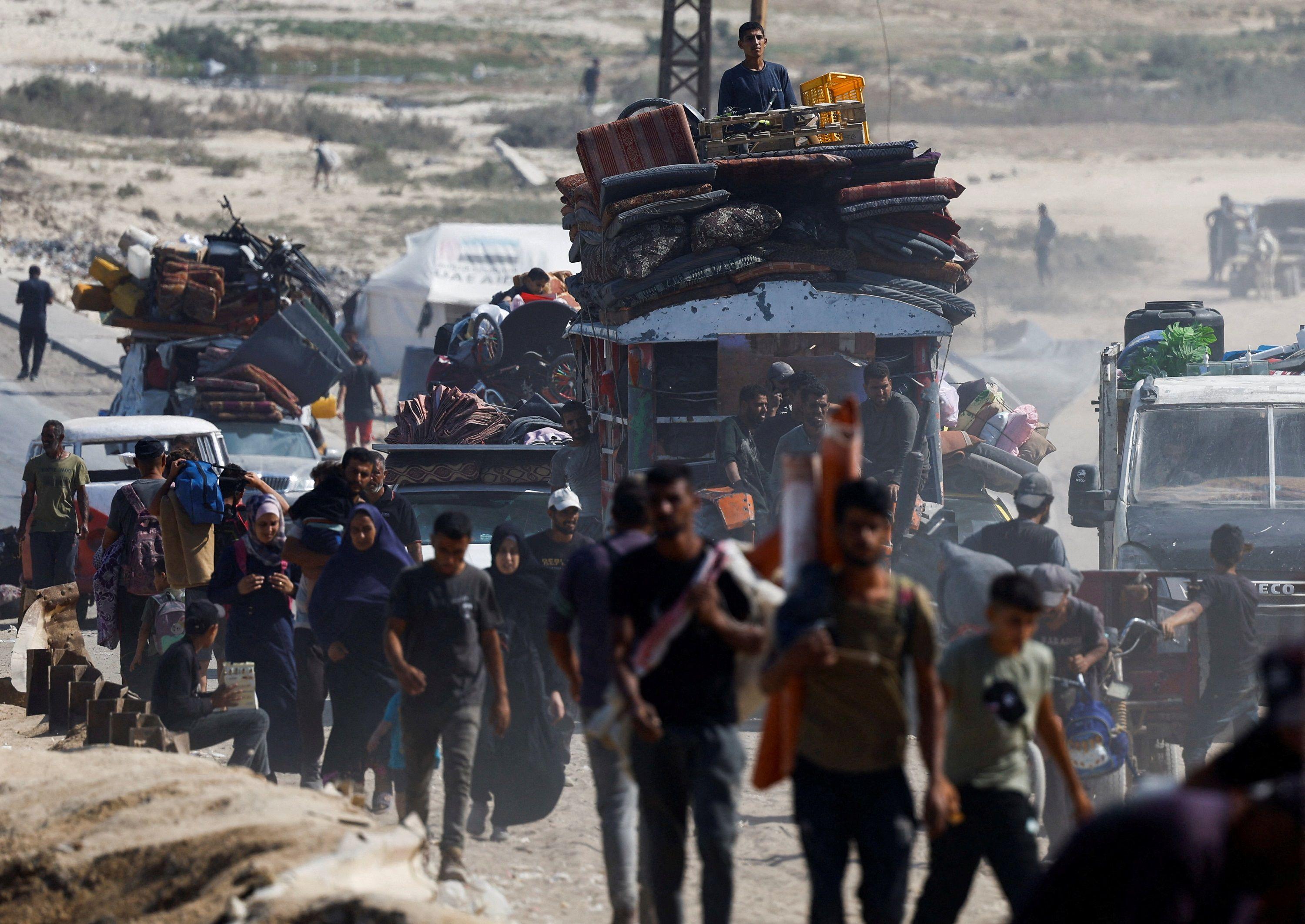 النازحون الفلسطينيون الفارون من شمال غزة بسبب العملية العسكرية الإسرائيلية، يتجهون جنوبا