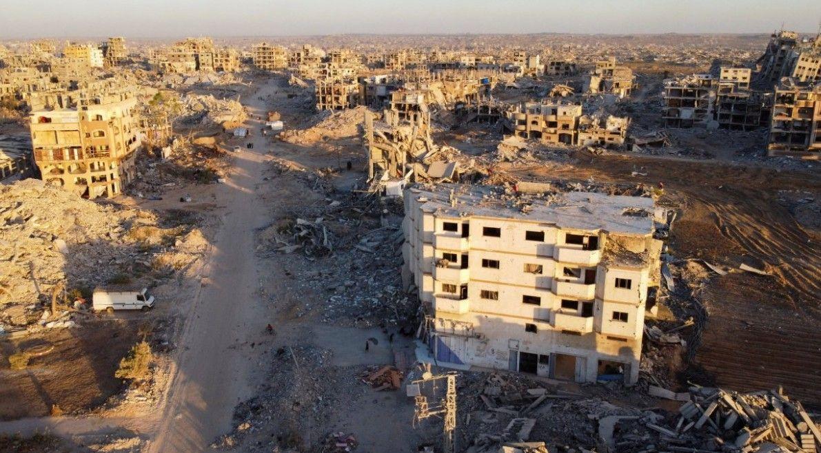 حماس تعلن عزمها تسليم جثة رهينة إسرائيلي، ورفع حالة الطوارئ في البلدات الحدودية مع غزة لأول مرة منذ عامين #عاجل 1 صورة التقطتها طائرة بدون طيار تظهر الدمار في أحد الأحياء السكنية بمدينة غزة، الصورة التقطت نهاراً.