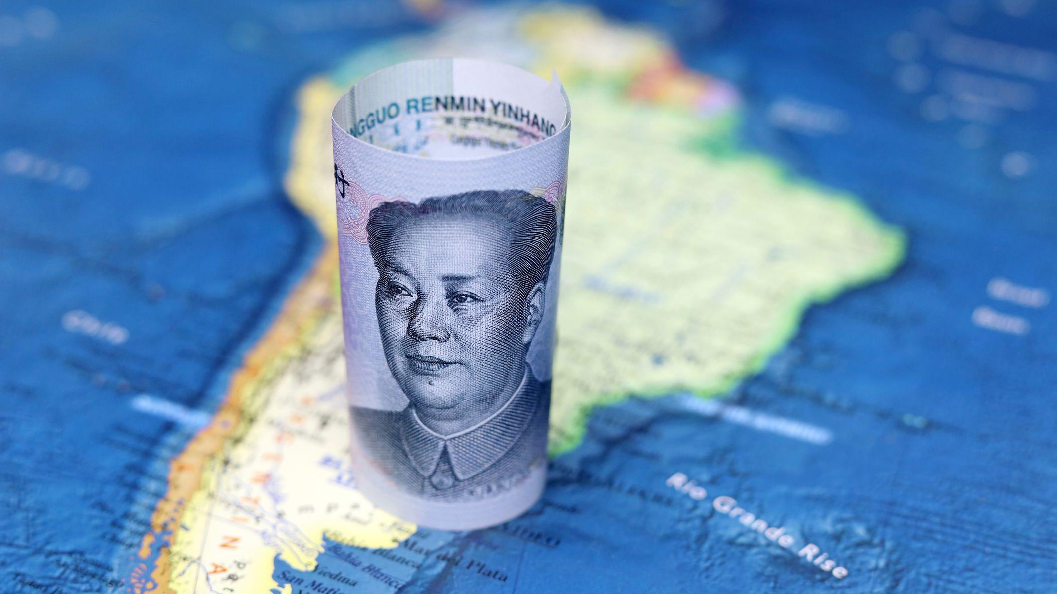 Un billete chino donde se ve la cara de Mao sobre el mapa de América del Sur
