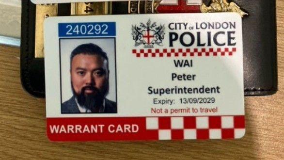倫敦城警察委任證的特寫，上面有衛志樑的照片，寫有「Wai, Peter, Superintendent, Expiry: 13/09/2029, Not a permit to travel」。