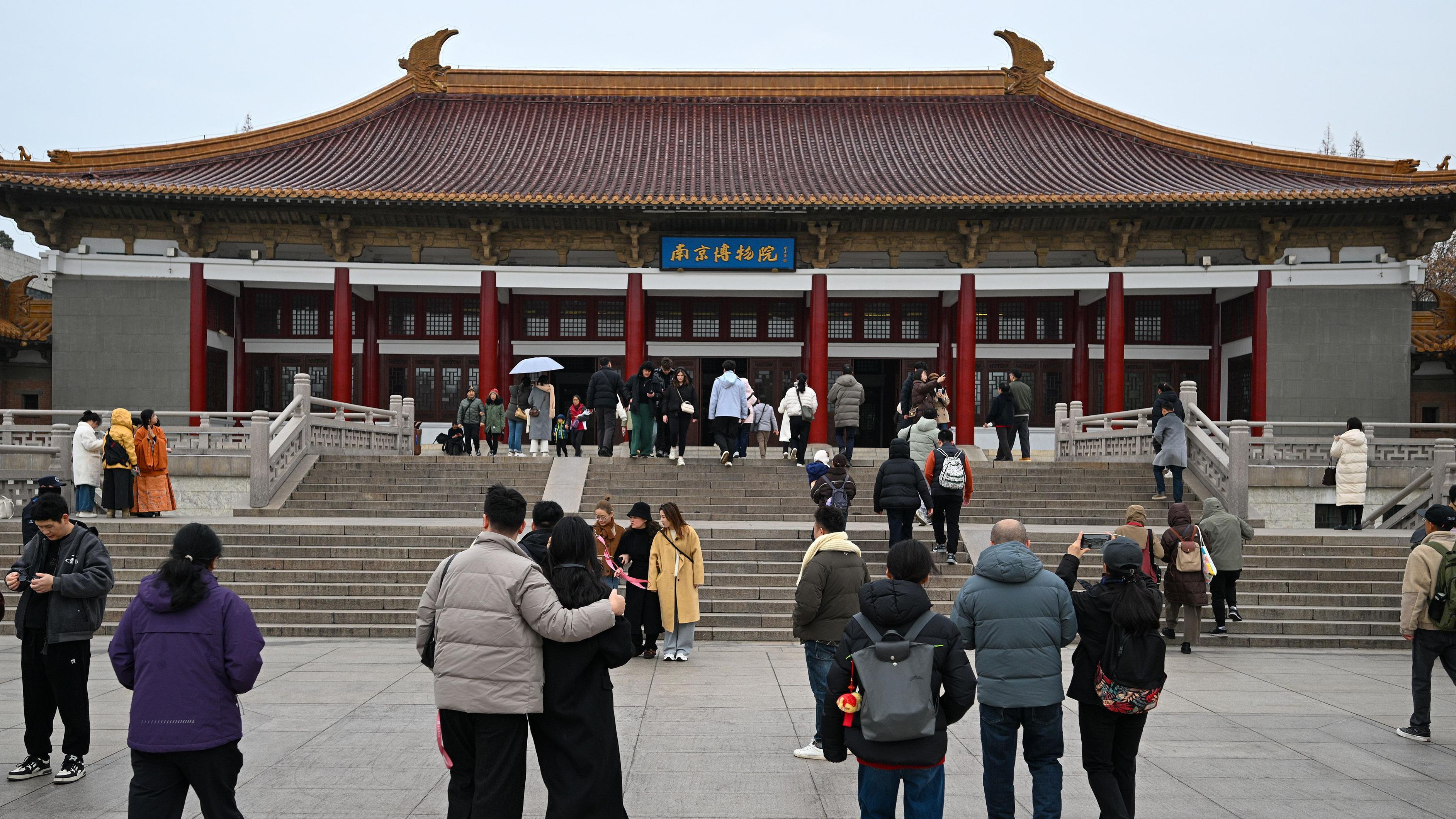 南京博物院入口廣場上滿佈遊人（23/12/2025）

