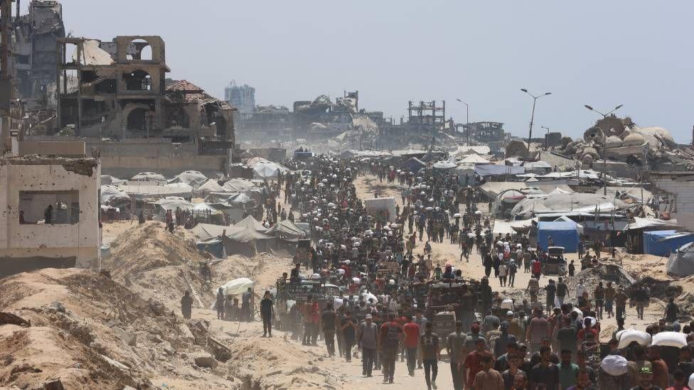 Miles de palestinos hambrientos caminan hacia la zona de Zakim, en el norte de Gaza, en busca de alimentos.