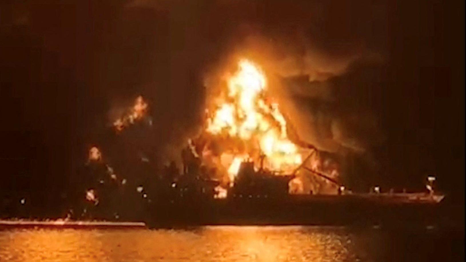 Imagen de los buques iraquíes en llamas