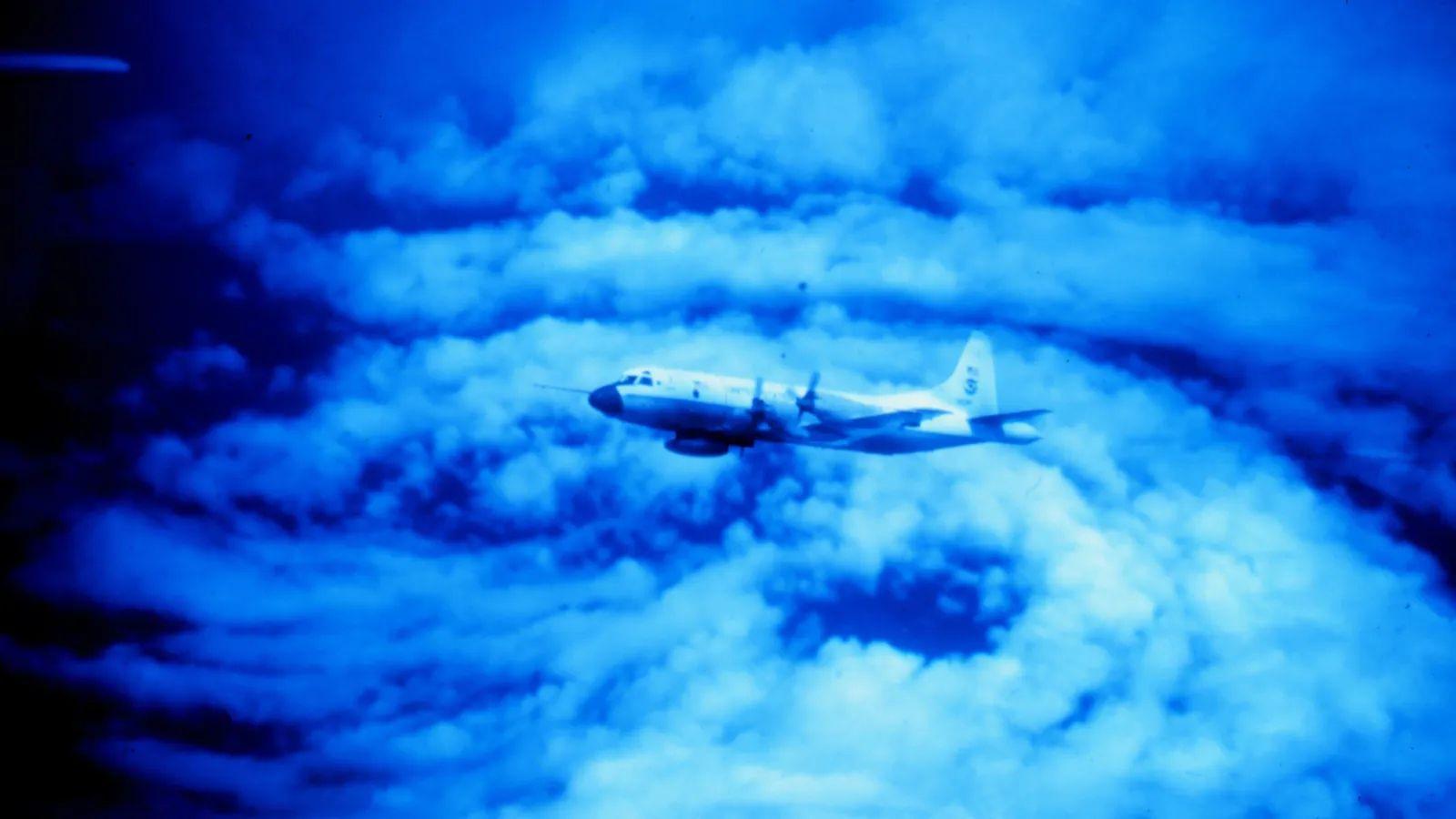Un avión P-3 sobrevolando el huracán Caroline en 1975