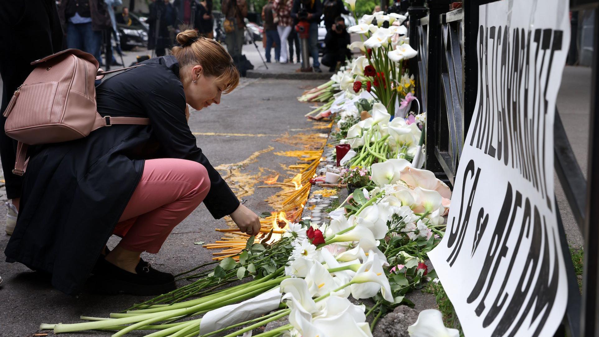 Žena polaže cveće ispred škole, nekoliko dana posle masovne pucnjave