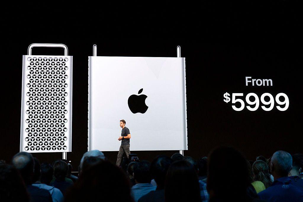 John Ternus en un escenario con una gran pantalla que proyecta un producto de la empresa Apple con su precio de US$5.999.