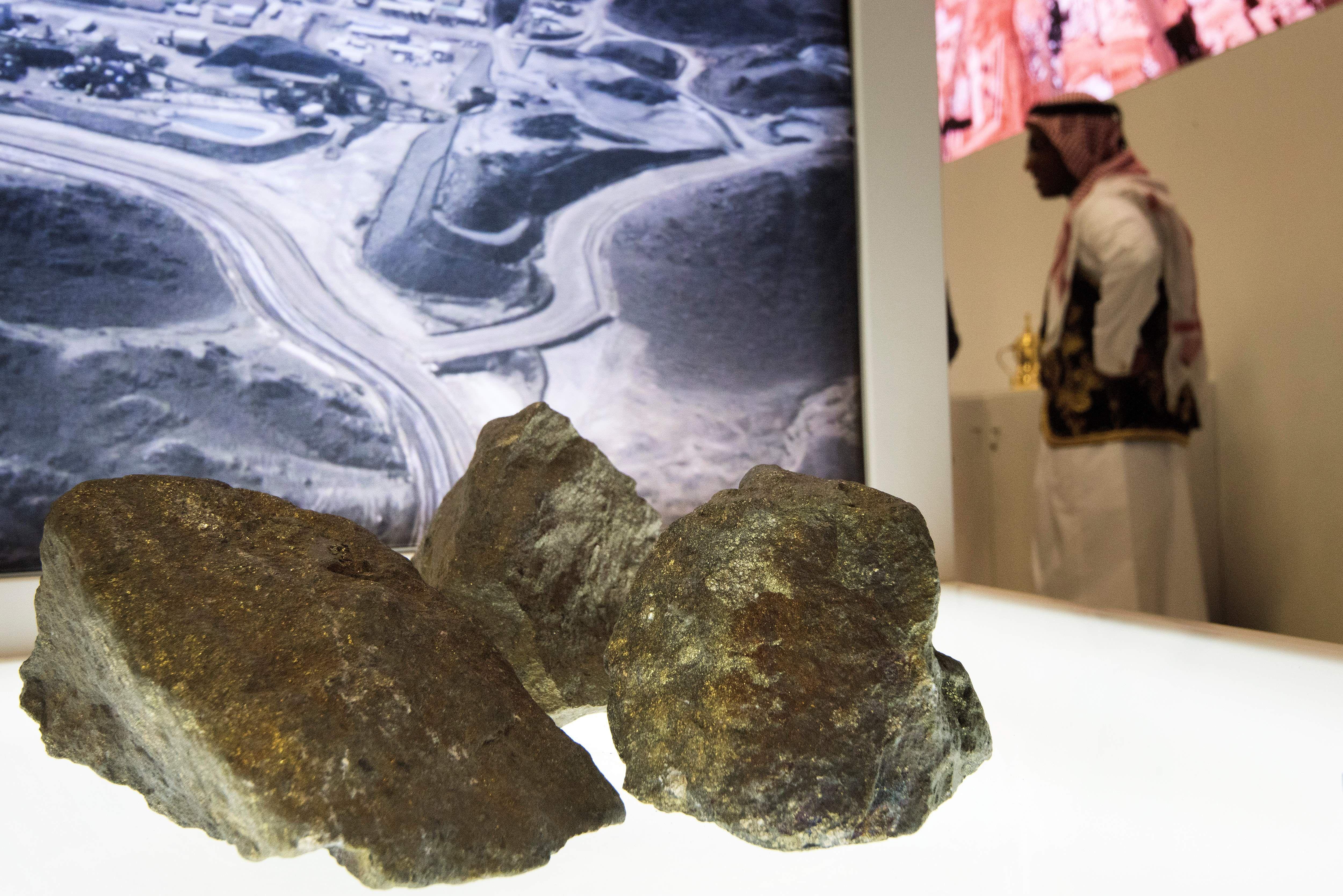 عينات من النحاس معروضة في جناح الشركة السعودية للتعدين في معرض إندابا في أفريقيا