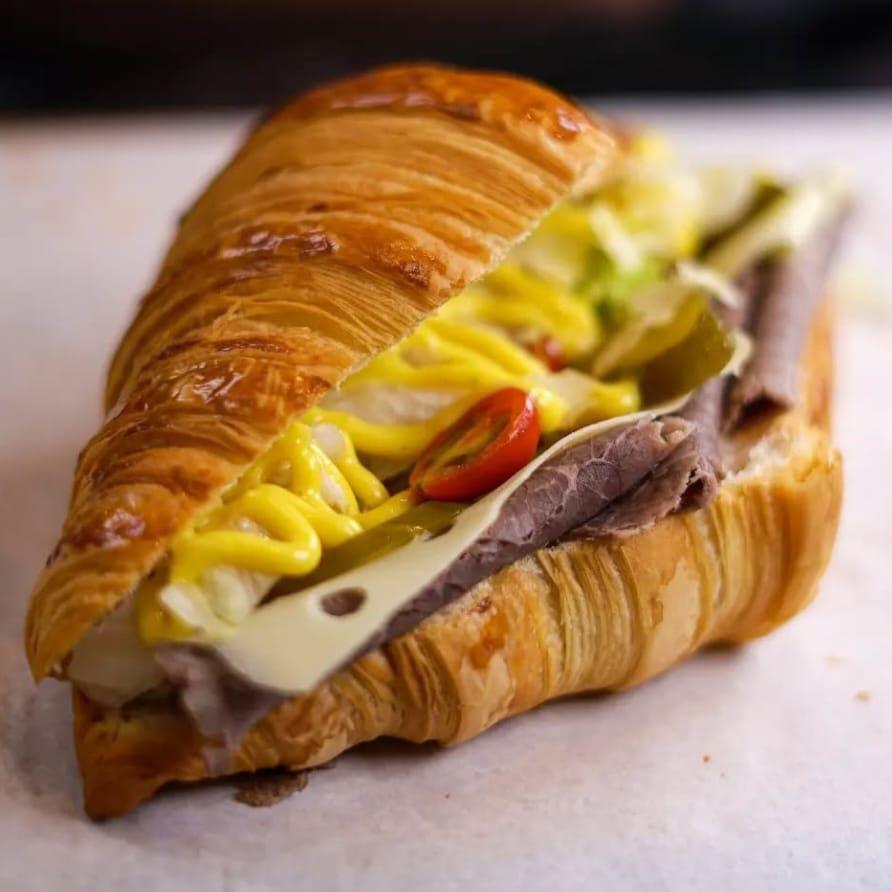 كرواسان بقطع اللحم والجبن والطماطم والخردل