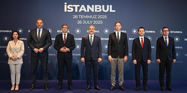 Türkiye, Bosna Hersek, Sırbistan, Kuzey Makedonya, Karadağ dışişleri bakanları yan yana duruyorlar arkadar İstanbul 26 Temmuz yazılı mavi bir arka plan var.