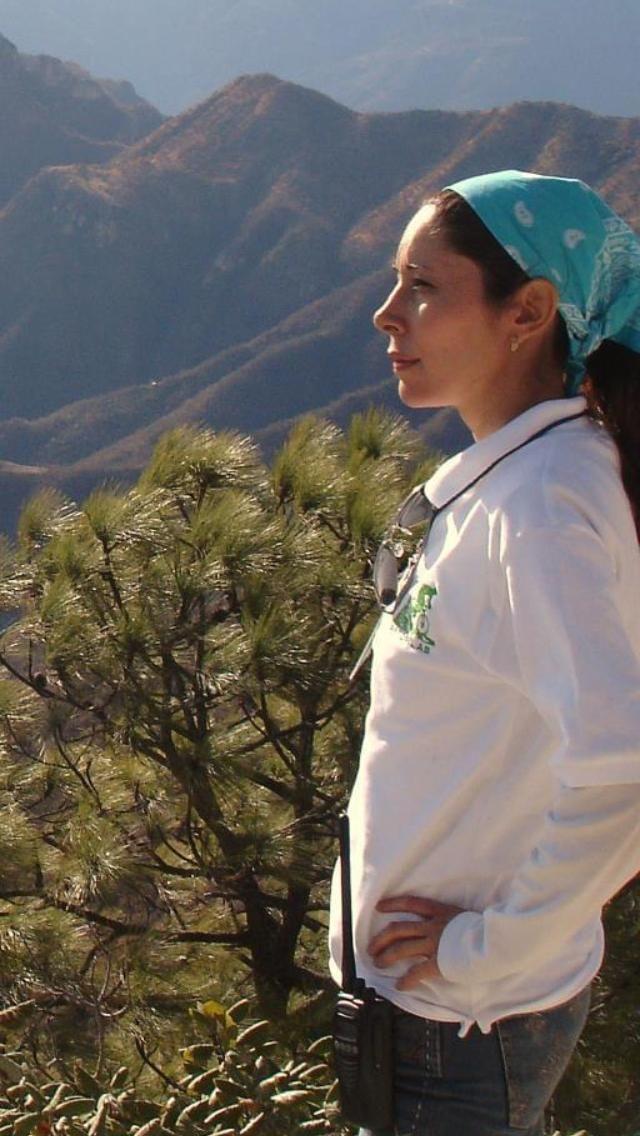 Julia Paredes mira al horizonte en la Sierra Tarahumara