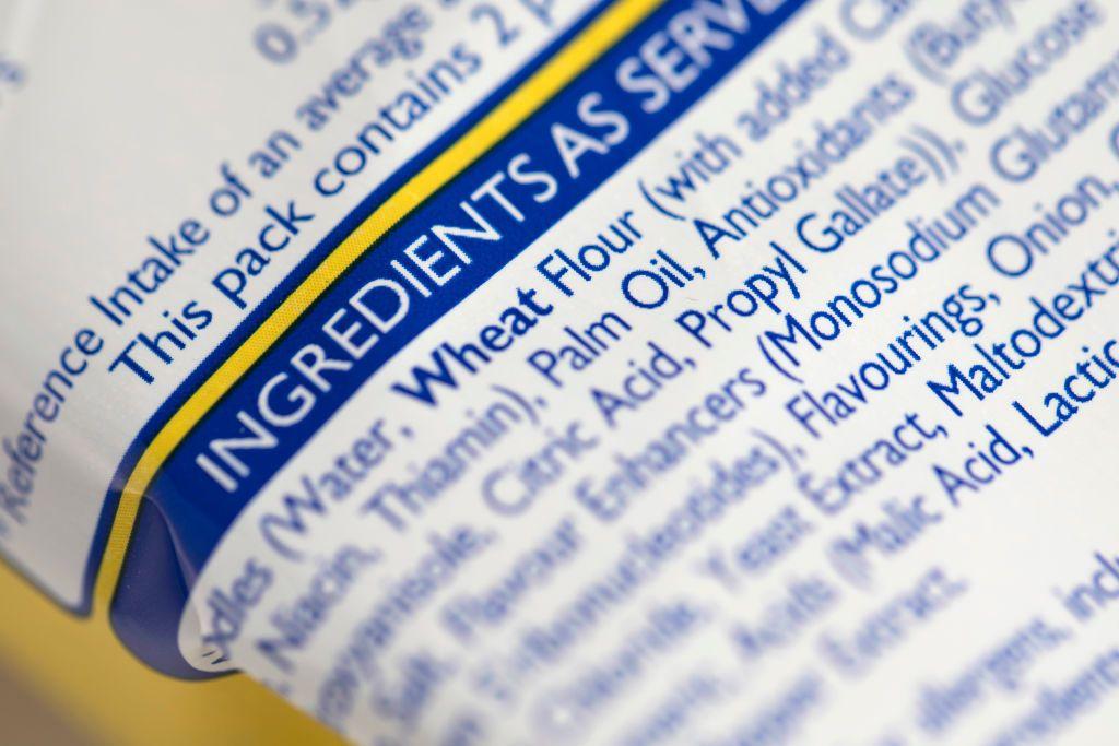 El reverso del empaque de un producto alimenticio que muestra un alto número de ingredientes