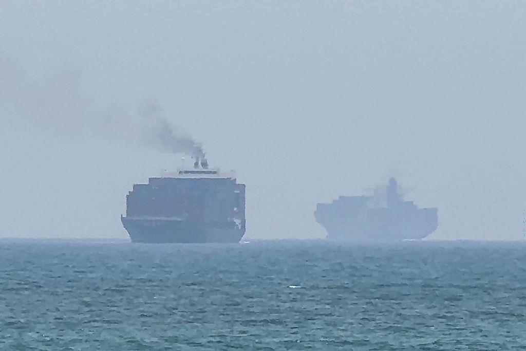 Buques de carga fondeando cerca del estrecho de Ormuz, frente a la costa oriental de los Emiratos Árabes Unidos.
