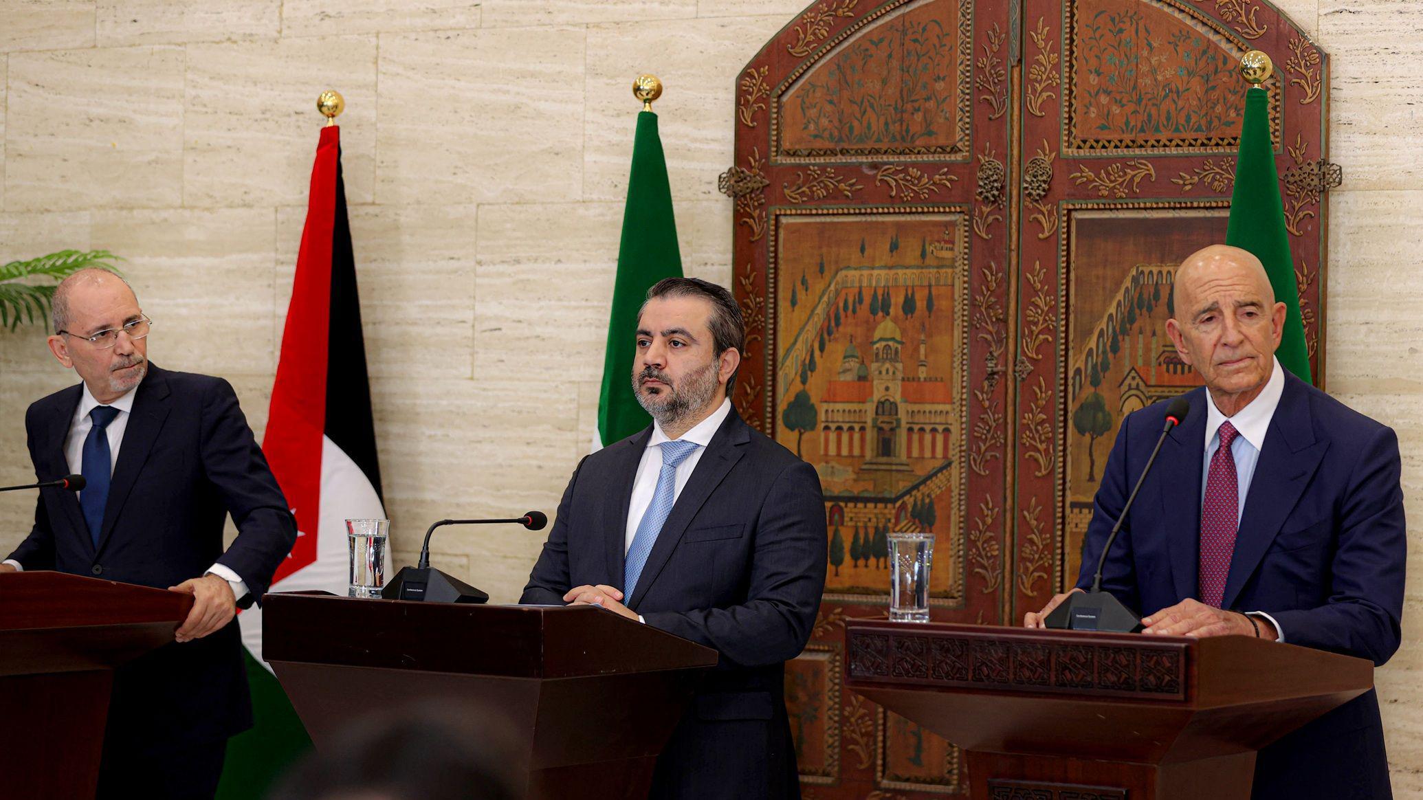 عقد وزير الخارجية السوري أسعد الشيباني (وسط)، ووزير الخارجية الأردني أيمن الصفدي (يسار)، والمبعوث الأمريكي الخاص إلى سوريا، توم باراك (يمين)، مؤتمراً صحفياً مشتركاً بعد اجتماعهم في قصر تشرين بدمشق، سوريا، في 16 سبتمبر/أيلول 2025. وعقدوا اجتماعاً ثلاثياً لمناقشة الوضع في محافظة السويداء جنوب البلاد.