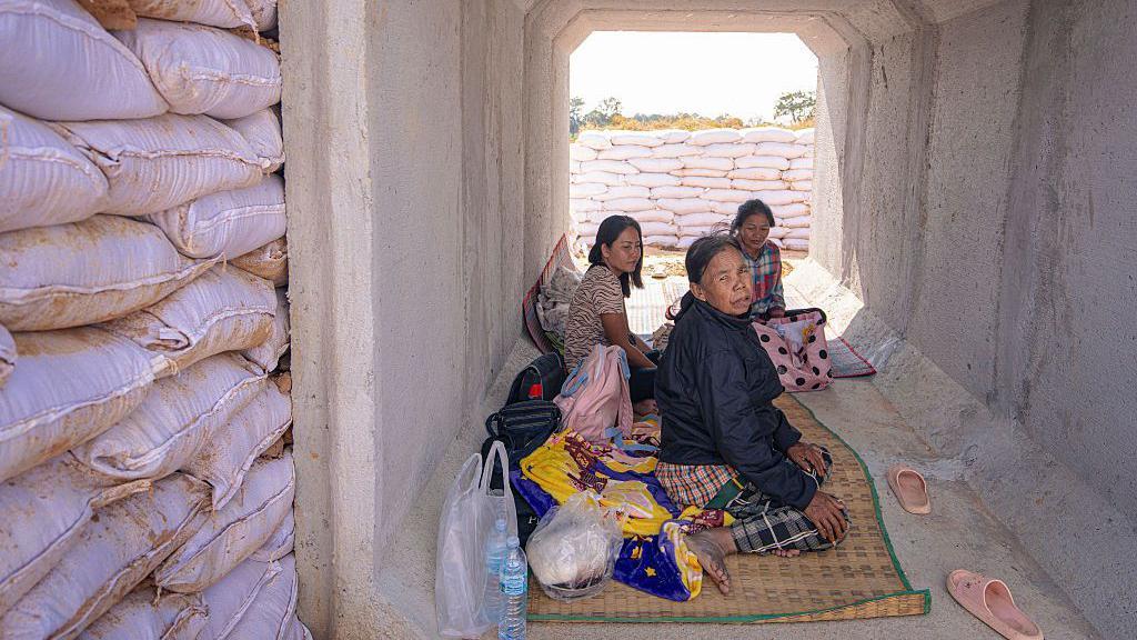 居民在泰國沙繳府的一處碉堡避難，時間為2025年12月9日，因泰柬邊境爆發衝突