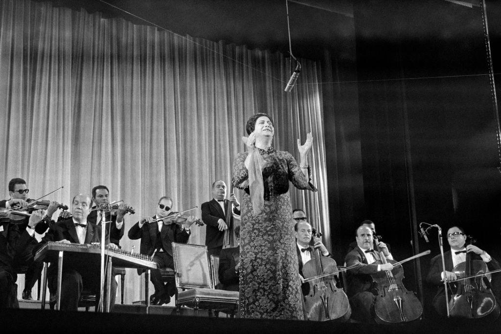 المغنية المصرية أم كلثوم تُحيي حفلاً على مسرح أولمبيا في باريس في 16 نوفمبر 1967. رحلت أم كلثوم في فبراير 1975