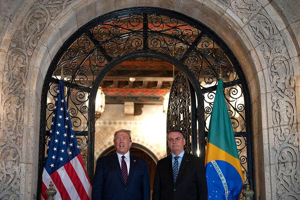 Donald Trump e Jair Bolsonaro em 2020, ao lado de bandeiras do Brasil e dos EUA