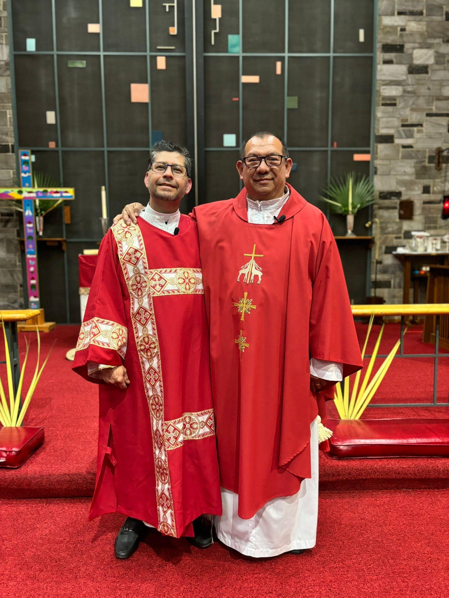 El padre Vidal Rivas con el diácono Francisco en la iglesia San Mateo de Hyattsville, Maryland, Estados Unidos.