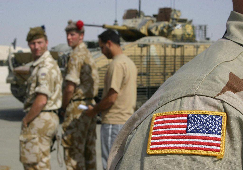 ترامب يقول إنه يدرس توجيه "ضربة محدودة"، وستارمر يرفض استخدام قواعد بريطانية لضرب إيران