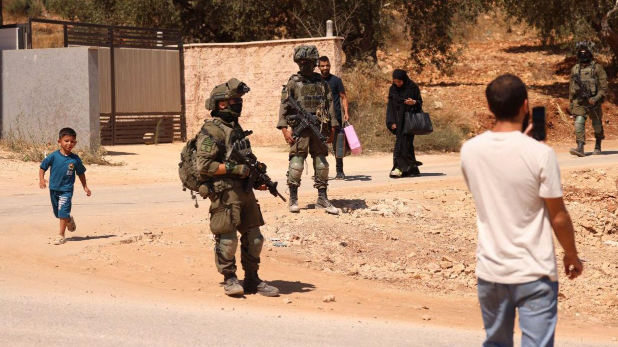 ثلاثة جنود إسرائيليين مدججين بالسلاح وأربعة مدنيين بينهم طفل وامرأة 