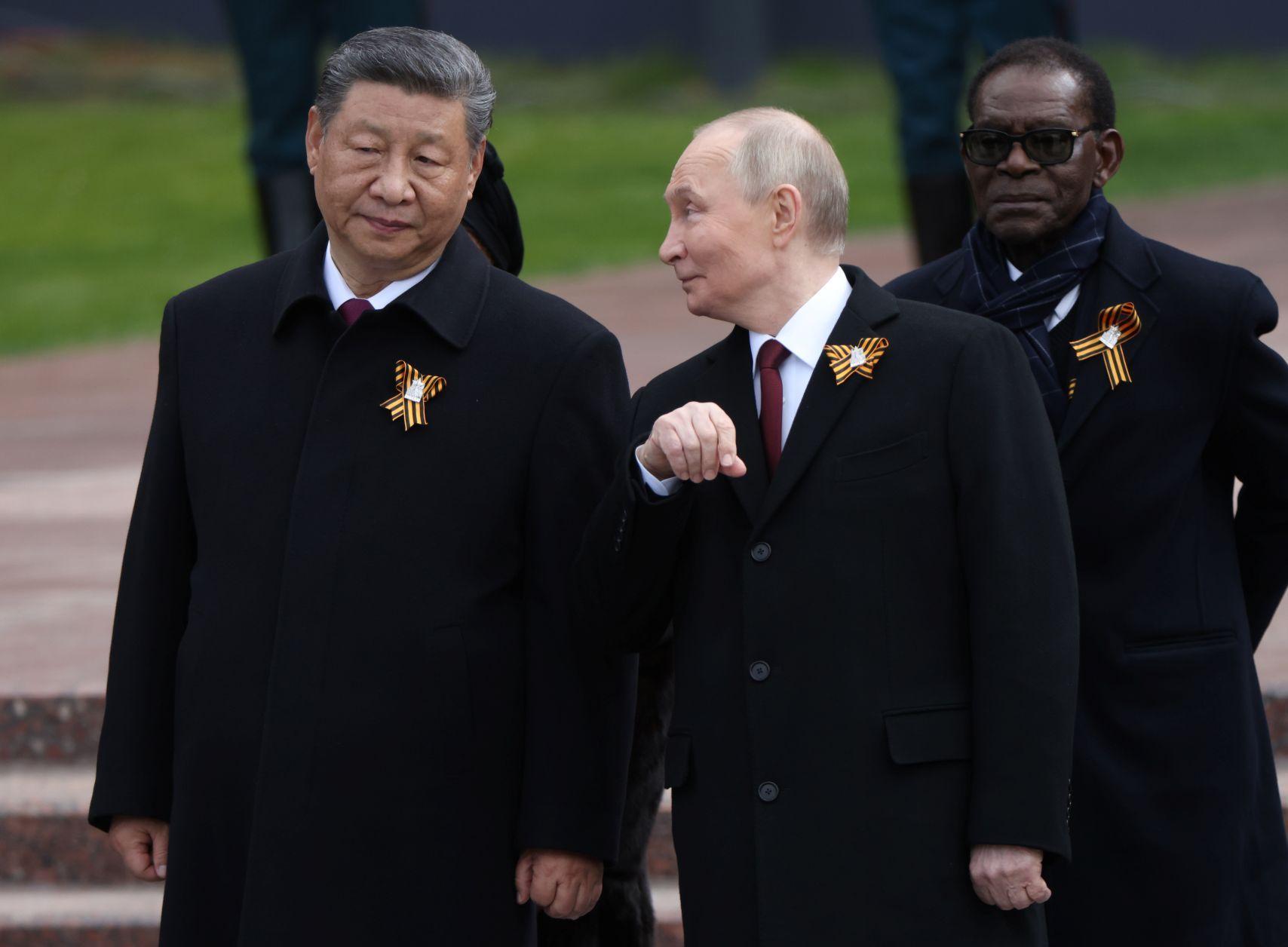O presidente russo Vladimir Putin caminhando ao lado do presidente chinês Xi Jinping