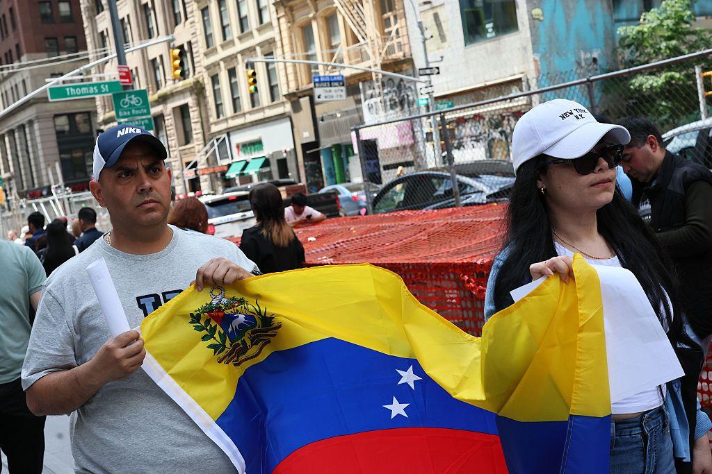 Dos personas con la bandera venezolana en Nueva York.