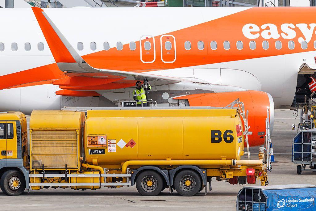 Um avi&atilde;o da EasyJet &eacute; reabastecido antes da decolagem no Aeroporto de Southend, em 17 de abril de 2026, em Southend, Inglaterra