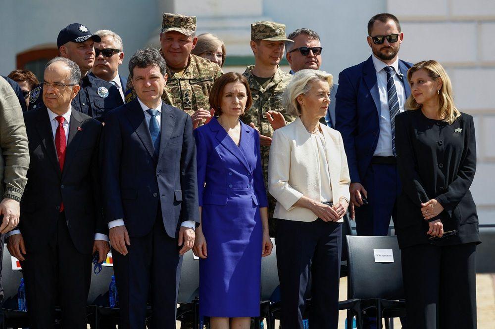 Srbija nije potpisala Kijevsku deklaraciju, Vučić u Ukrajini prvi put od početka ruske invazije 6 Prva dama Ukrajine Olena Zelenska, predsednica Evropske komisije Ursula fon der Lajen, predsednica Moldavije Maja Sandu, predsednik Rumunije Nikusor Dan i predsednik Albanije Bajram Begaj prisustvuju ceremoniji povodom Dana državnosti Ukrajine
