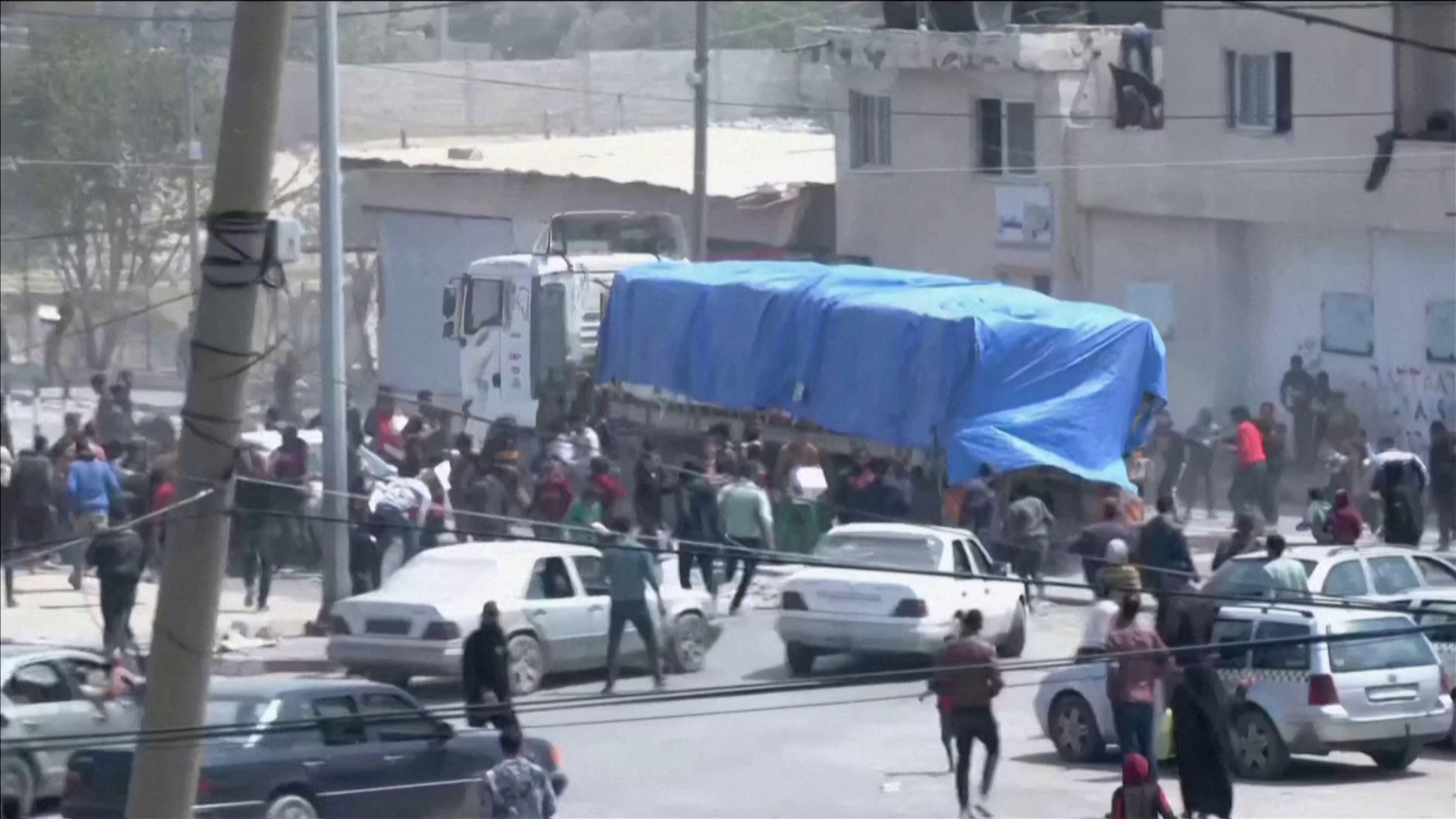 Decenas de personas saquean un convoy de ayuda humanitaria.
