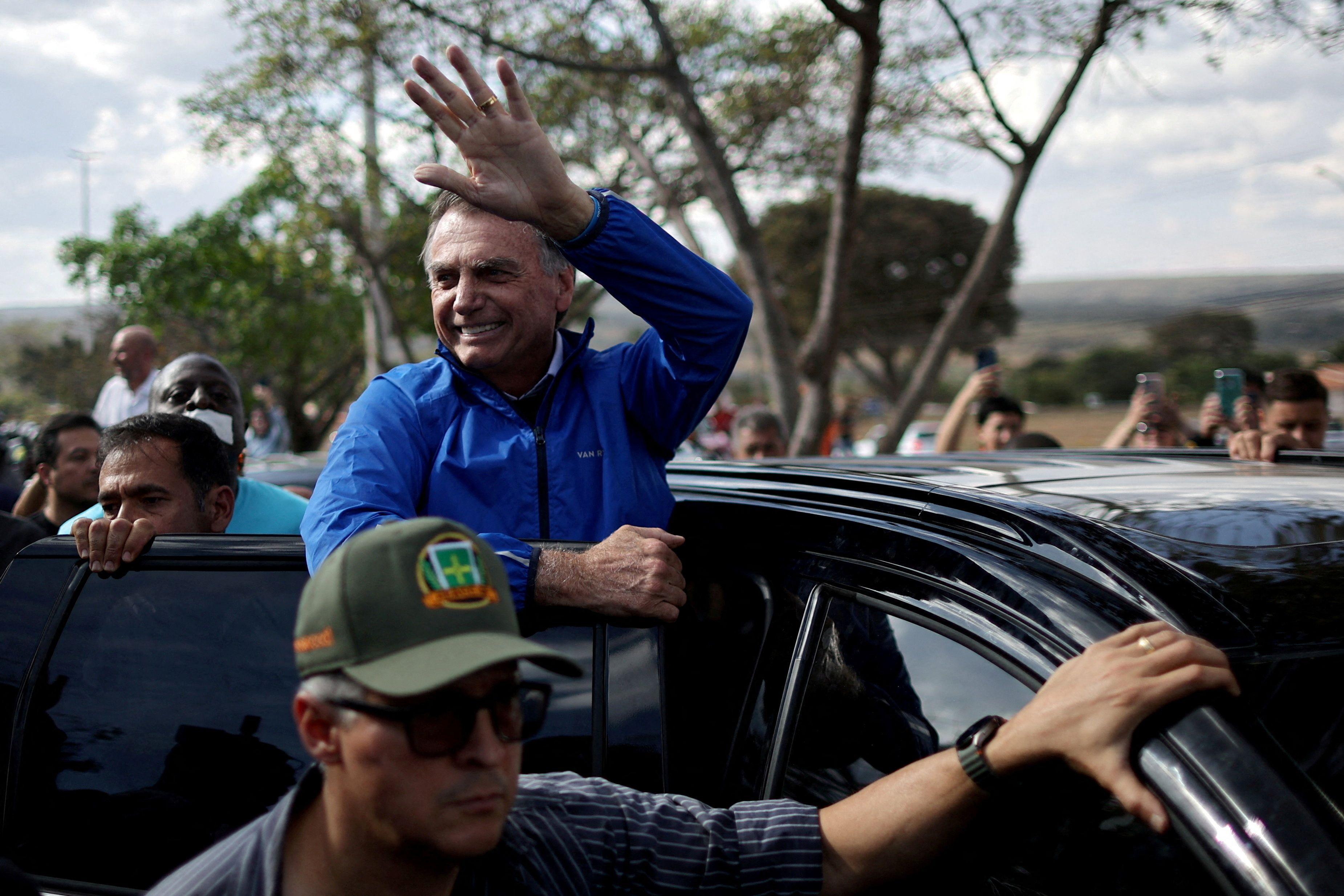O ex-presidente brasileiro Jair Bolsonaro cumprimenta apoiadores durante sua visita à Capital Moto Week em Brasília, Brasil, em 29 de julho de 2025