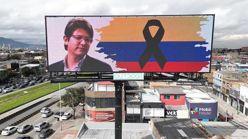 Cartel en memoria de Miguel Uribe Turbay en Bogotá.