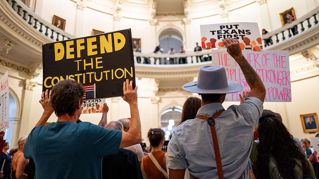 Manifestantes protestan contra el Proyecto de Ley 4 de la Cámara de Representantes en la rotonda del Capitolio Estatal.