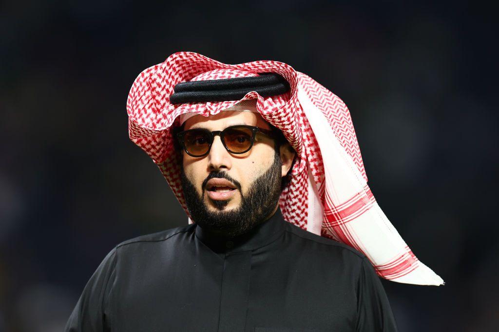بعد إعلان تركي آل الشيخ الاعتماد الكامل على السعوديين والخليجيين، هل مصر "خارج موسم الرياض"؟ 1 تركي آل الشيخ، المستشار في الديوان الملكي برتبة وزير والرئيس الحالي للهيئة العامة للترفيه، يتابع مباراة كأس موسم الرياض بين النصر وإنتر ميامي على ملعب المملكة أرينا في ١ فبراير ٢٠٢٤ بالرياض، المملكة العربية السعودية.