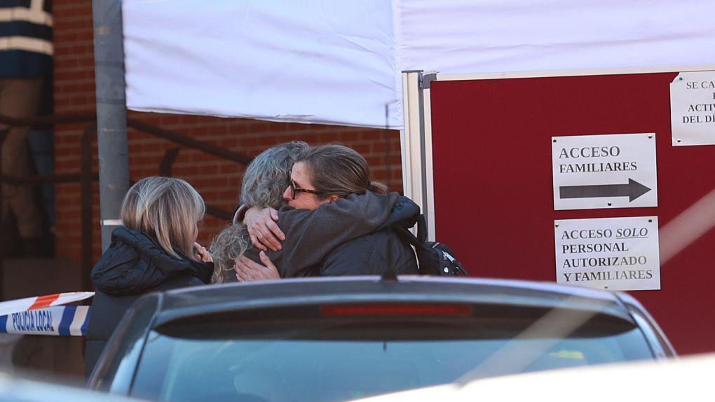 Familiares se abrazan.