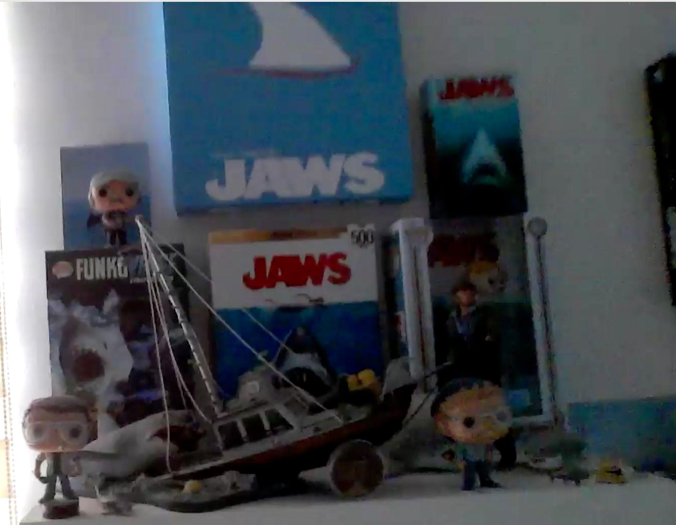 Varios objetos, incluídos juguetes y afiches, de la película Tiburón en la oficina de Hoyos.