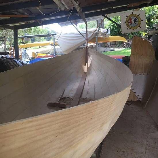 El casco de madera del Maiwar, el bote de Tom Robinson, durante la etapa de construcción.