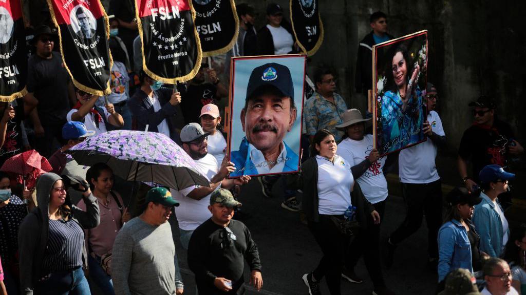 Partidarios del presidente nicaragüense Daniel Ortega y la vicepresidenta Rosario Murillo participan en una marcha a favor del gobierno en Managua, el 11 de febrero de 2023.