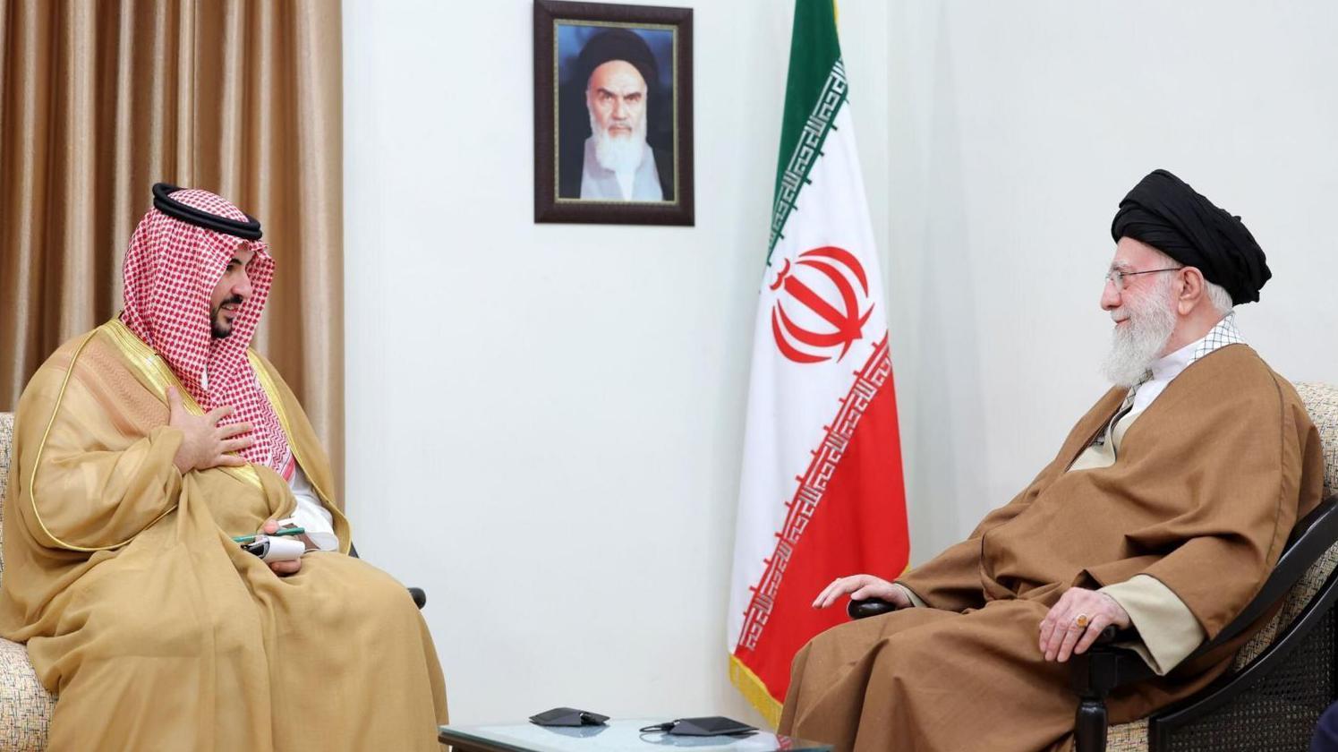 آية الله علي خامنئي (يمين)، وخالد بن سلمان (يسار)