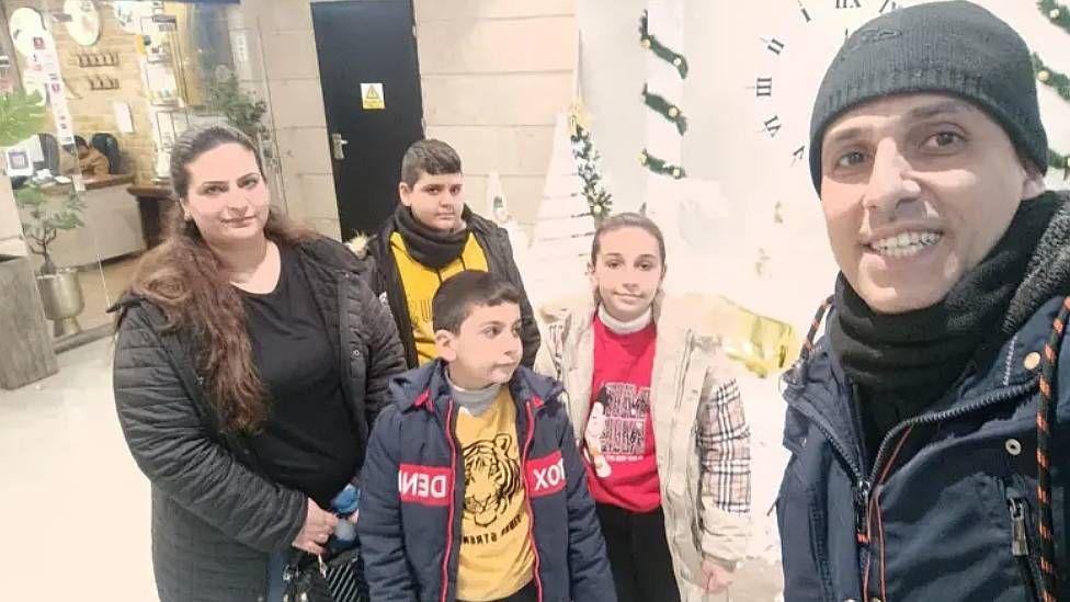 Ramez Al-Souri junto a tres de sus hijos y su esposa
