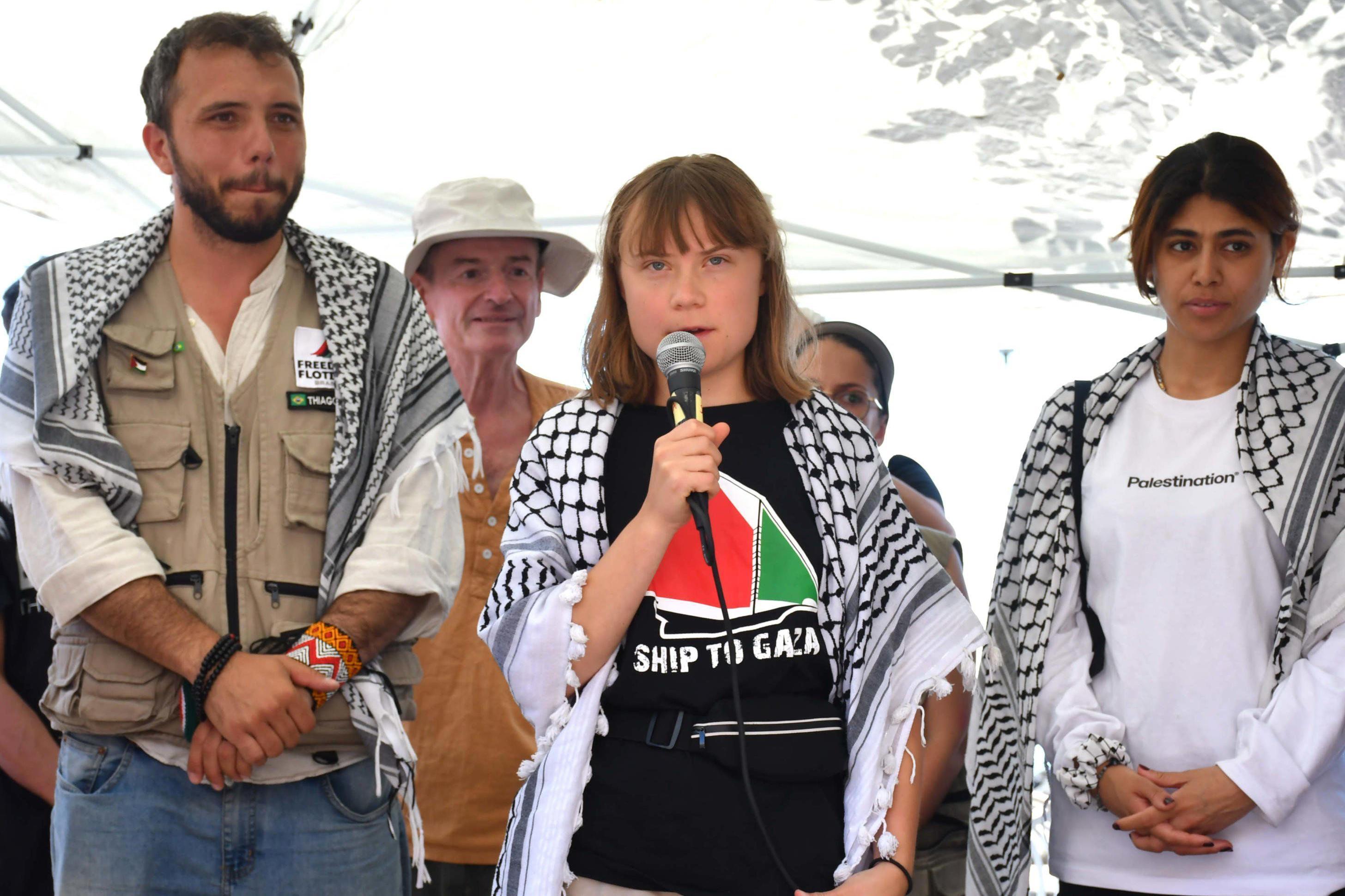 Greta Thunberg y otros integrantes del Madleen antes de zarpar a las costas de Gaza