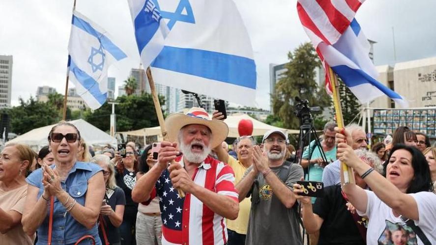 إسرائيليون في "ساحة الرهائن" في تل أبيب