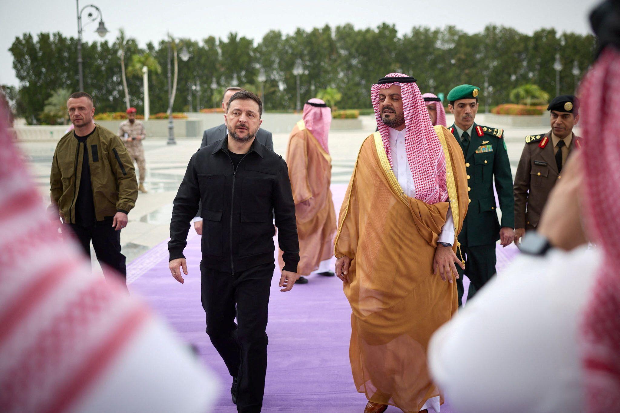 Zelensky se re&uacute;ne com o vice-governador da regi&atilde;o de Meca, o pr&iacute;ncipe Saud bin Mishaal bin Abdulaziz, durante sua visita &agrave; Ar&aacute;bia Saudita.