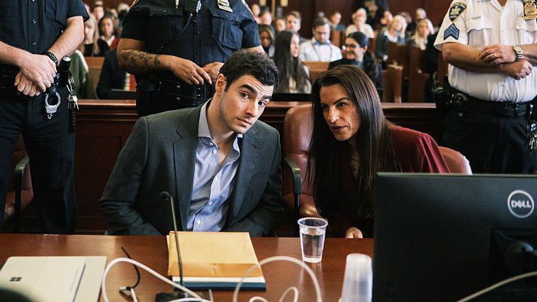 Luigi Mangione e a advogada Karen Friedman Agnifilo