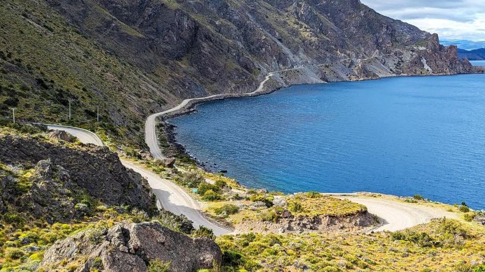 La Carretera Austral de Chile, o Ruta 7, es un legendario recorrido por carretera para viajeros que buscan aventura y belleza natural. 